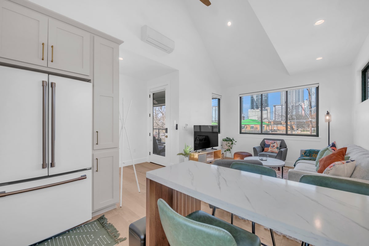 Walkable Waller Loft - Modern East ATX Living