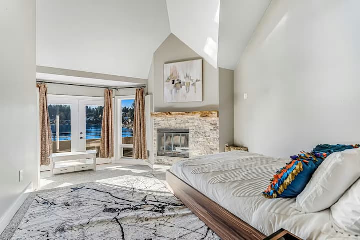 Prekrasan pogled na jezero s vašeg bračnog kreveta čini ga luksuzom otvoriti oči i poželjeti vam ugodan dan na jezeru. U prostoriji kamin na drva stvara atmosferu. Možete li smisliti bolji način da poželite dobrodošlicu novom danu?!