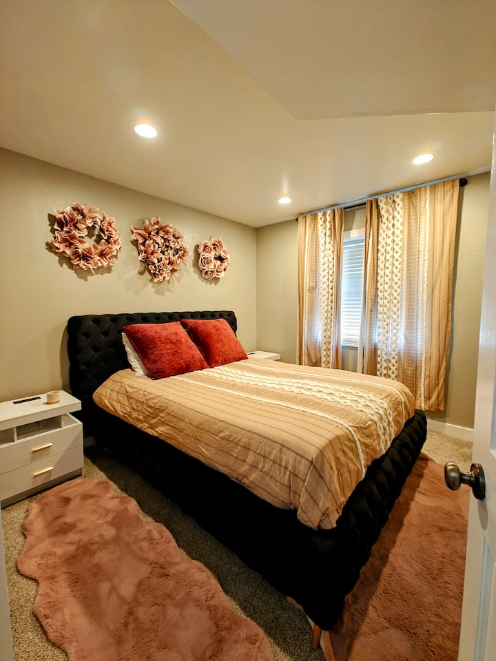 Sanjarska ružičasta spavaća soba sa živopisnim jastucima i vrhunskim madracem.