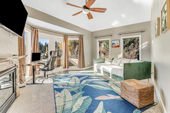 Svjetlo ulazi kroz golema staklena vrata u dnevnom prostoru za spavanje. Prekrasan pogled na jezero iz svakog kuta u prostoriji koji vodi do velikog balkona. Poseban kamin i pametni TV uz poseban prostor za rad.