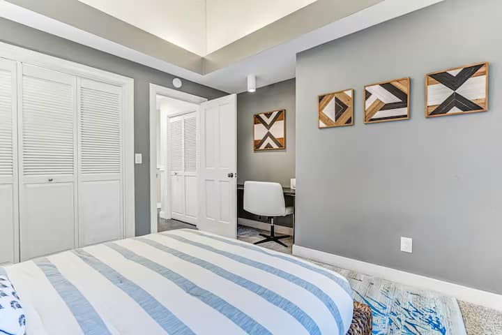 Udoban gornji madrac i estetski ukrasi u spavaćoj sobi. Radni stol i stolica za sjedenje kako ne biste propustili posao dok uživate u zabavi.