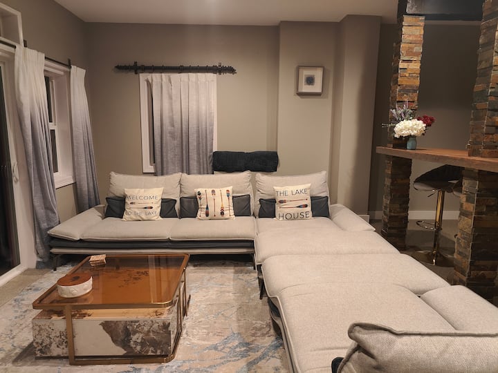 Udoban kauč u glavnom dnevnom boravku sa stolićem. Sjedala na kauču se pomiču unatrag, što olakšava ležanje dok čavrljate ili gledate TV kako biste se maksimalno osjećali što ugodnije. Ove se ležaljke noću udvostručuju i kao kreveti!