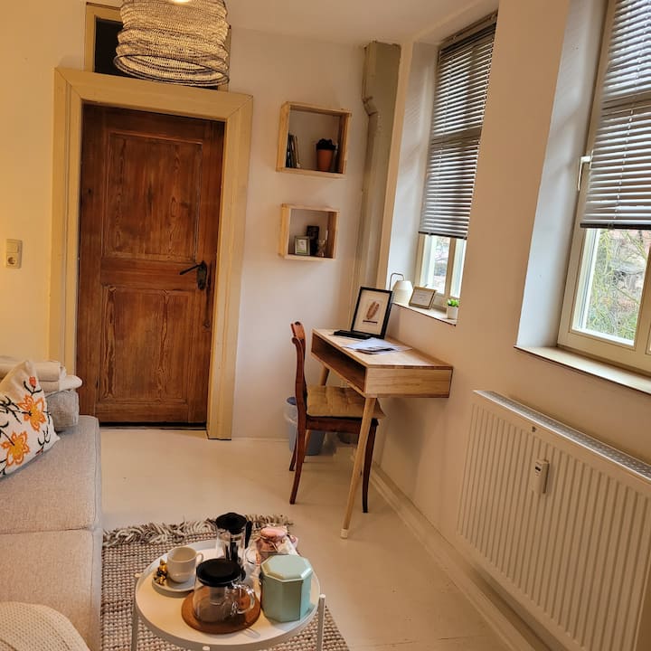 Unser Wohnzimmer ist gleichzeitig Dein Schlafzimmer. Die üppige Schlafcouch låsst sich zu einem bequemen Kingsizebette für 2 Personen ausklappen.