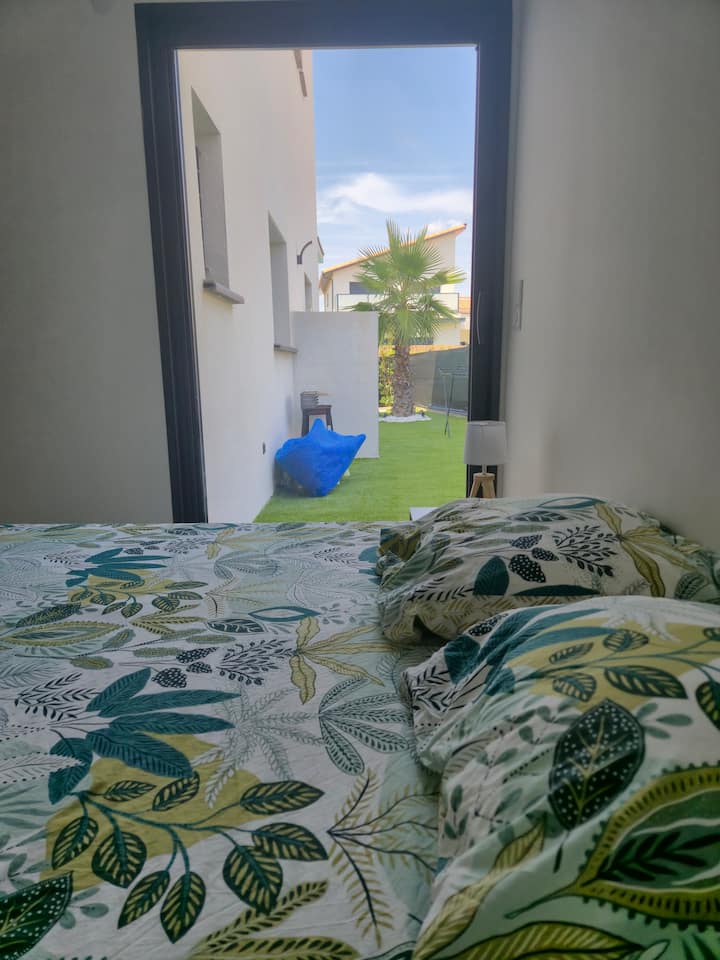 סוויטה ראשית בקומת הקרקע עם חדר הלבשה גדול + חדר רחצה פרטי עם מקלחון.