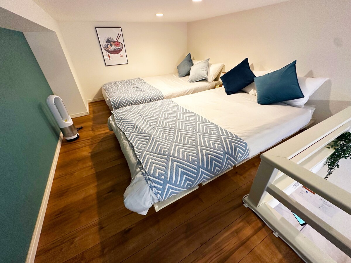 Er zijn 2 tweepersoonsbedden aan de bovenzijde.