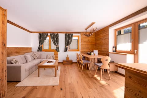 New Alpine Flat | Central Stay with Scenic Views