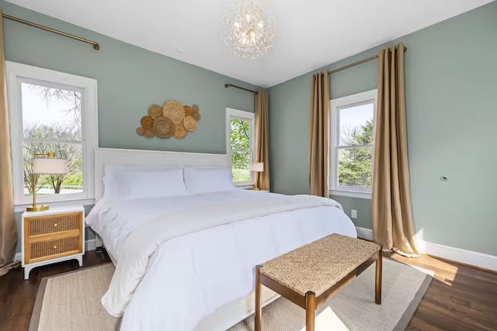 2号卧室配备一张加大双人床、梳妆台、镜子和遥控式无管道供暖和空调。