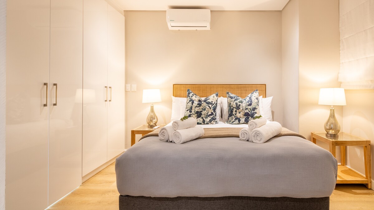 卧室装饰优雅，氛围宁静，确保您能安然入睡，每天都能平静地开始新的一天。