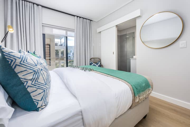 Dormitorio con balcón Juliette y baño privado en suite para mayor comodidad y privacidad.