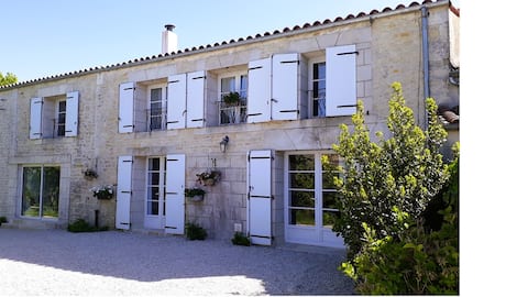 Large renovated Charentaise near La Rochelle