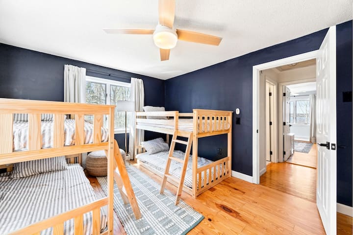 Convenientemente ubicado junto a un baño y justo al otro lado del pasillo del otro dormitorio de arriba, este espacio ofrece comodidad y accesibilidad.