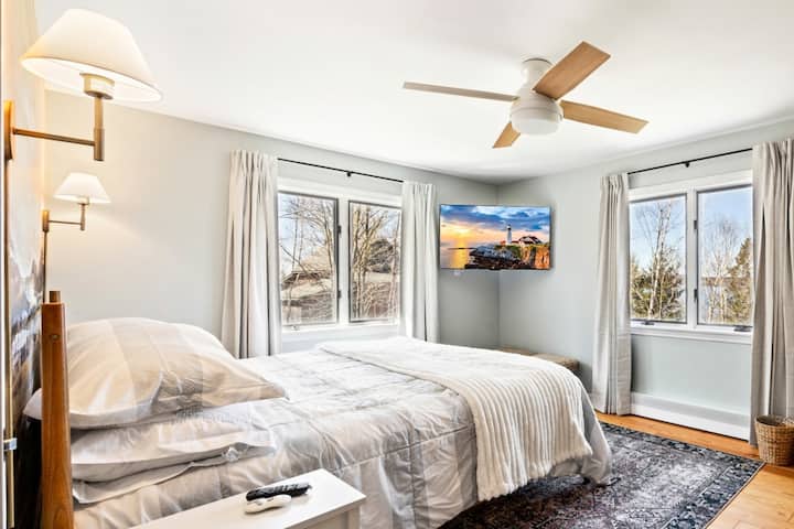 Entra en un santuario sereno diseñado para descansar y relajarte. El espacioso dormitorio de arriba está bañado de luz natural y ofrece vistas al mar, un televisor Roku de 42pulgadas y comodidades acogedoras como lujosas batas de baño y tu propia barra privada de café y té.