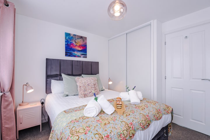 Спална соба 2 има удобен двоен кревет, 32-инчен телевизор и сопствена туш-кабина.