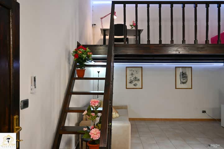 Mesa de comedor, sala de estar, sofá cama de matrimonio, entrepiso con área de trabajo y sillón, TV, aire acondicionado.
Mesa de comedor, sala de estar, sofá cama doble, loft con área de trabajo y sillón, TV, aire acondicionado.