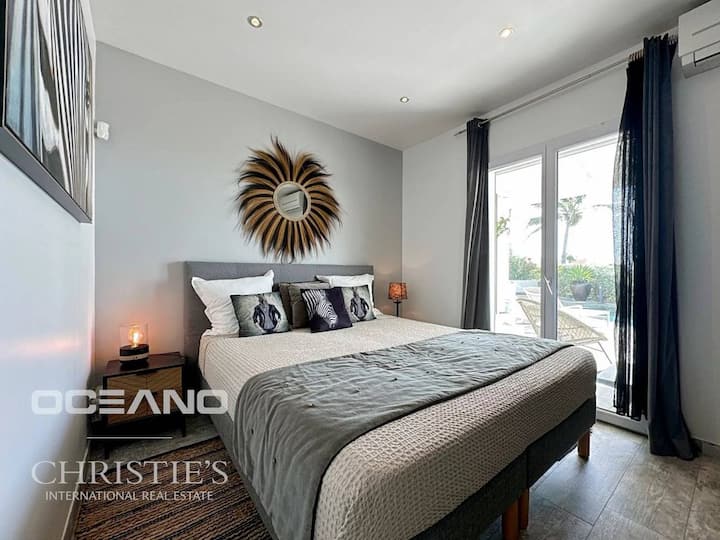 Chambre Zébre lit 1,80cm x 1,80cm  porte fenetre sur piscine.