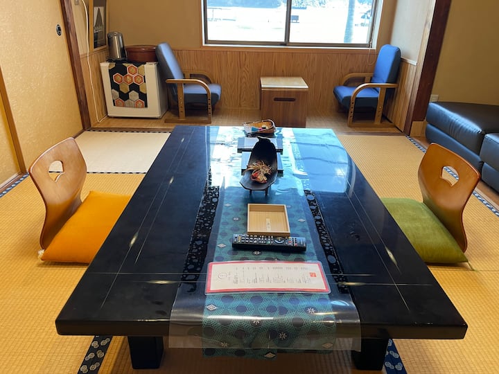 Au coucher,
Déplacez la table sur le bord,
Sortez le futon japonais du placard et passez une bonne nuit.
(2 futons de style japonais)