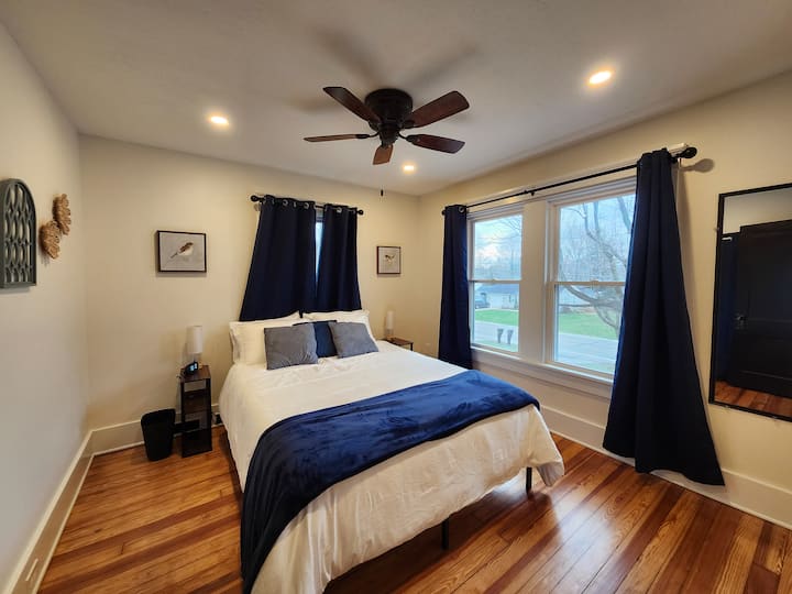 تتميز غرفة النوم هذه بسرير مريح متوسط الحجم وإطلالة رائعة!