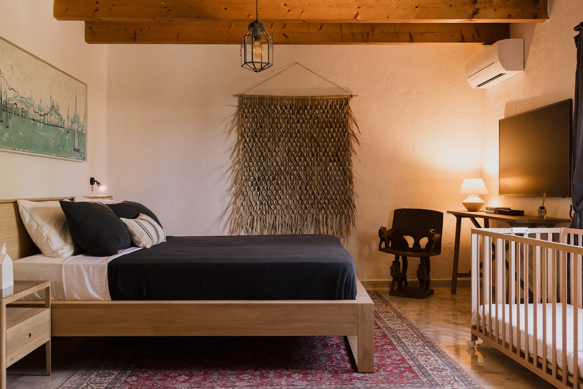 Დაისვენეთ მუხის მყარ საწოლზე, რომელიც ჩარჩოშია მოქცეული ლამაზი ადგილობრივი ხელოვნებით და ტელევიზორი მშვიდი საღამოებისთვის.