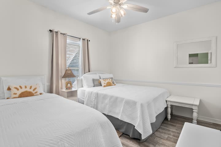 غرفة نوم ثانية مع سرير كوين وتوأم