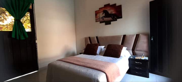 “Habitación Cama Soltero: ideal para 1 o 2 personas. Cuenta con una cómoda cama doble, perfecta para viajeros solos o parejas que buscan descanso y tranquilidad.”