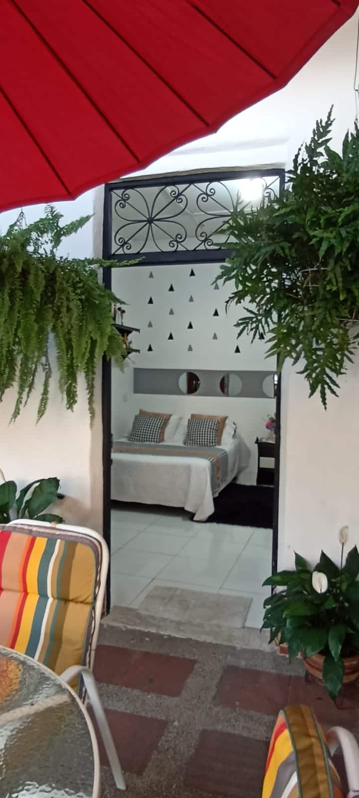 “Habitación Las Gemelas: amplia, luminosa y perfecta para 4 personas. Cuenta con dos camas dobles, decoración moderna, buena ventilación y ambiente ideal para descansar en grupo. Su entrada rodeada de plantas crea una bienvenida natural y fresca.”