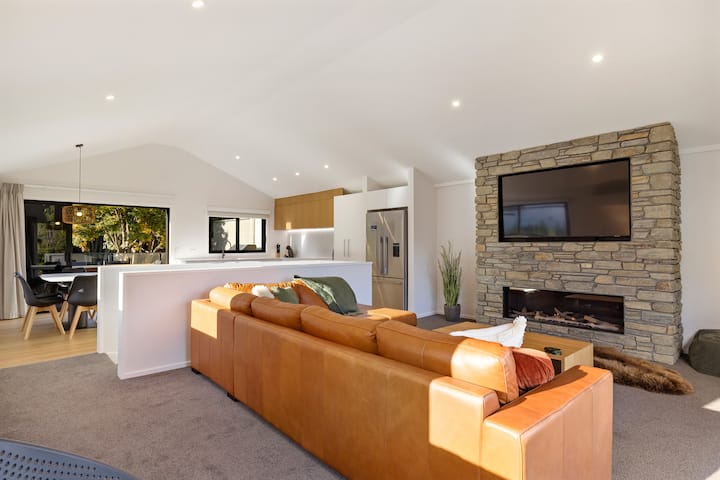 Central With Brand New Architectural Interior - Queenstown