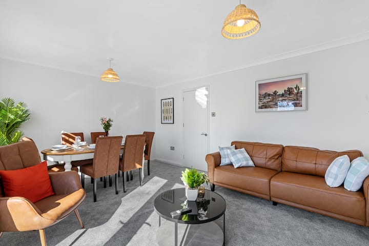 Cozy Contractor Suite | Fast Wifi + Desk - Swindon