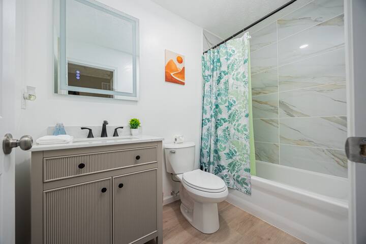 Bungalow/Pet Friendly/King Bed/Fenced/Table Tennis gallery image 4