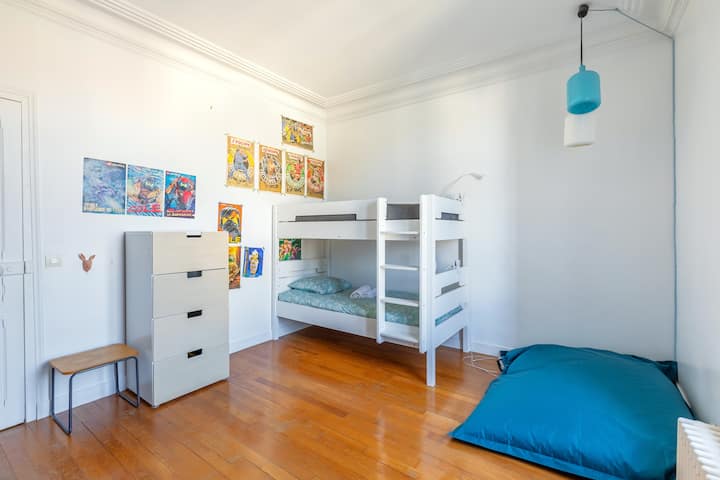 Une chambre d'enfants avec un lit superposé, permettant d'accueillir 2 enfants. 
