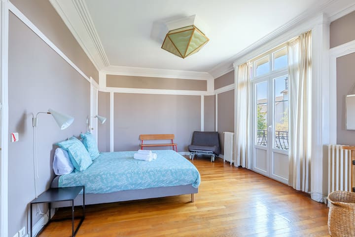 Cette  magnifique suite parentale n'attend que vous !
Des beaux volumes, des moulures, une vue sur le jardin, un dressing, un vélo elliptique et une salle d'eau privative. 