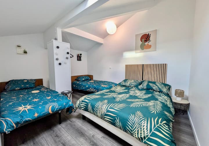Un espacio acogedor con cama doble y camas individuales para noches tranquilas