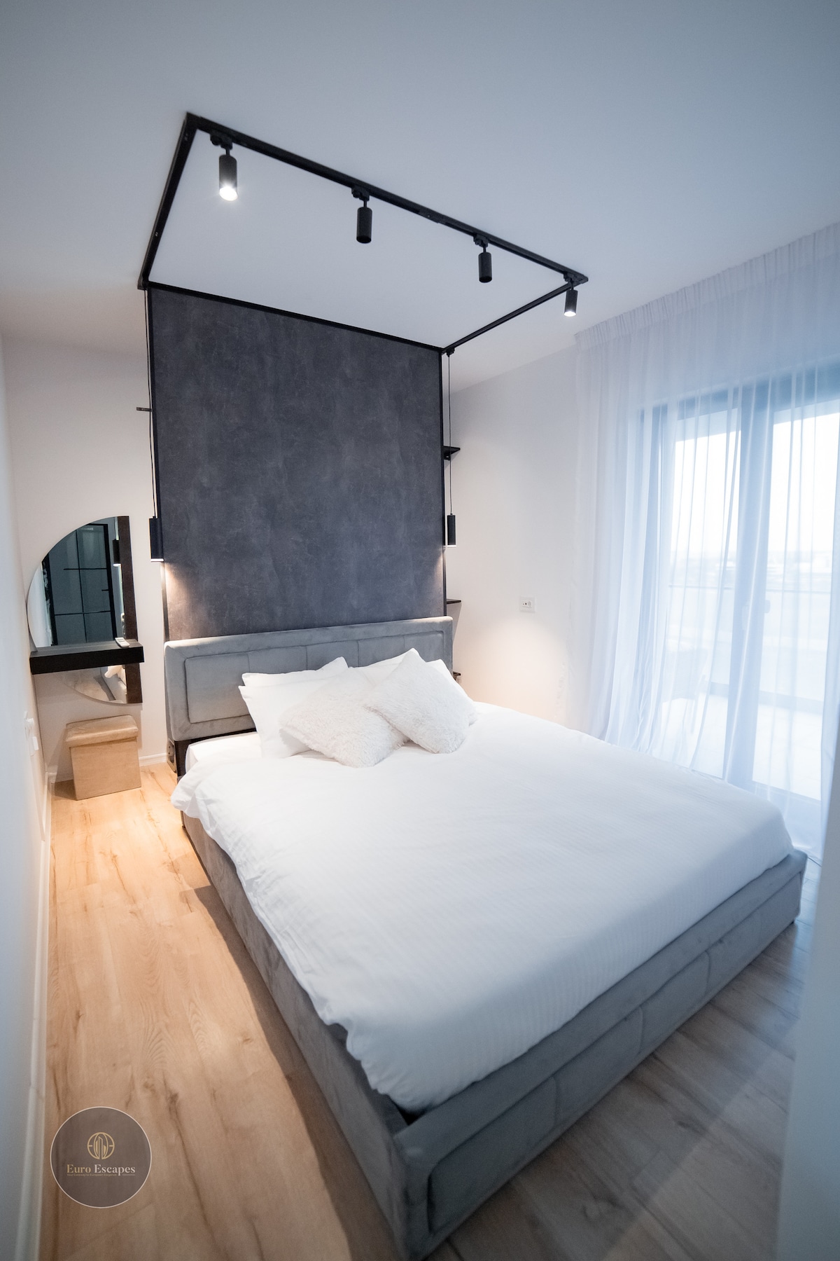 Ponorte sa do pokojného spánku na plyšovej posteli oblečenej v ostrej bielej bielizni. Okolité osvetlenie, mäkké textúry a zatemňovacie závesy vytvárajú dokonalé prostredie na pokojné noci a pomalé, útulné rána.
