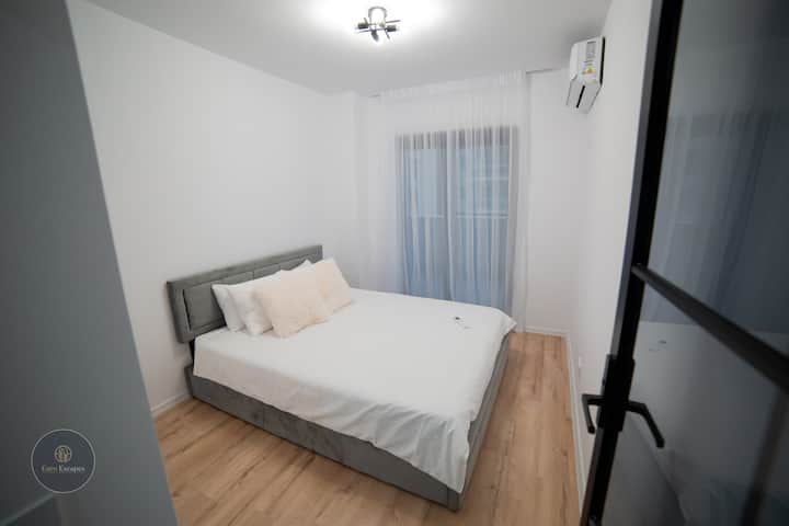 החדר הפנוי הנוח הזה כולל מיטת קטיפה, ראש מיטה קטיפתי ומצעים חדים - מושלם לשינה נינוחה בלילה. מוארת, מינימליסטית ושלווה - אידיאלית לאורחים נוספים או לנופש שקט משלכם.