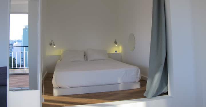 L'appartement n'est pas climatisé pour des raisons environnementales. Le lit dispose d'un ventilateur de plafond.