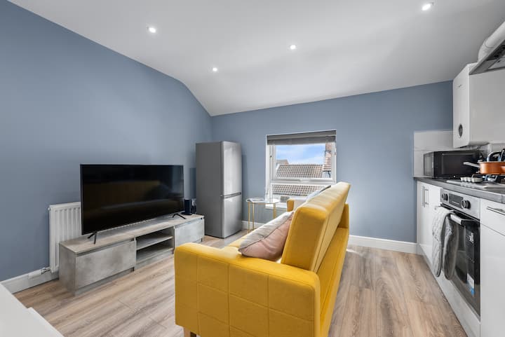 2 Kings / 4 Single | Close To Station | Spacious - Bedford