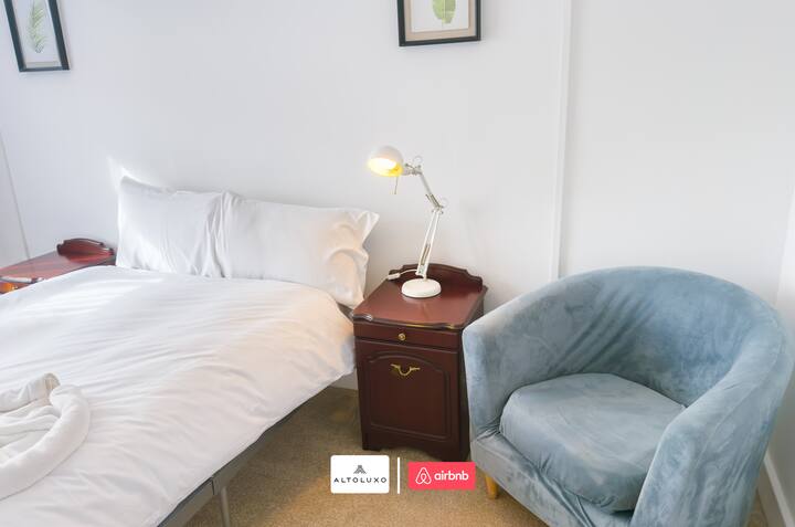 Спална соба во AltoLuxo Short Lets & сместување со дополнителни услуги 				