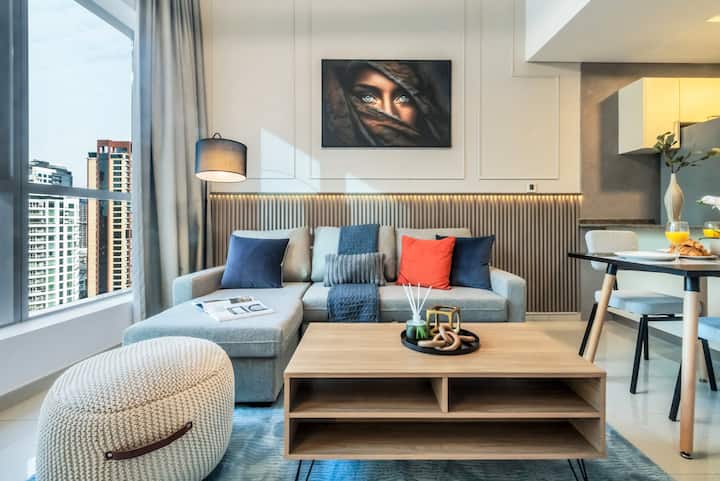 אפשר להתחיל את היום עם קפה ונוף לקו הרקיע, ואז להירגע בחלל המעוצב להפליא הזה שמרגיש גם מפואר וגם גר בו. זו יותר משהייה — זה הבסיס שלכם להרפתקאות בעיר ולרגעים שקטים כאחד.