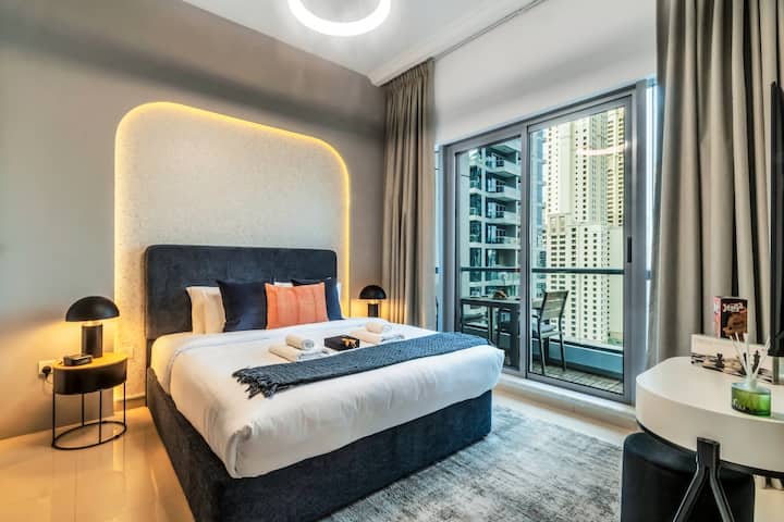 להירגע בחדר השינה השקט הזה עם ראש מיטה עם תאורה אחורית מותאמת אישית שמוסיפה חמימות וסגנון. זה הזוהר המושלם כדי ליצור אווירה נינוחה.







