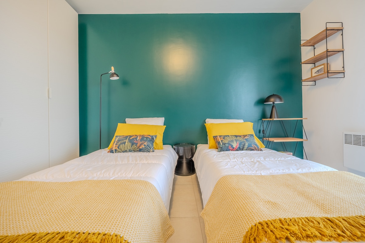 Обезбедена е втора спална соба со два брачни кревета и чаршафи.