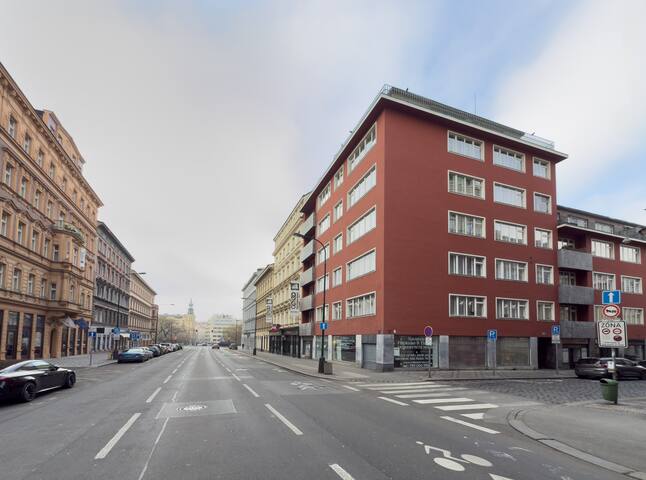 Spacious 4-Bedroom Central Apartment gallery image 3