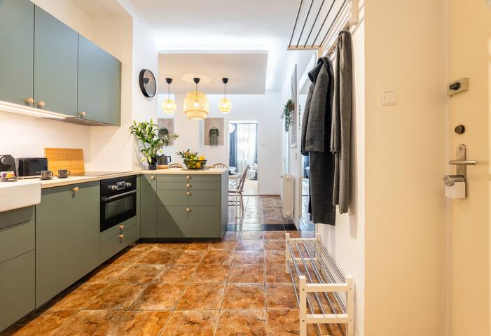 Spacious 4-Bedroom Central Apartment gallery image 4