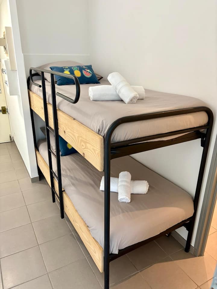 El rincón de la cabina para niños o amigos. Hay una puerta que separa la zona de estar. 