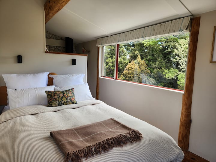 Na katu je spavaća soba. Bračni krevet (širine 150-179 cm) s izlazom