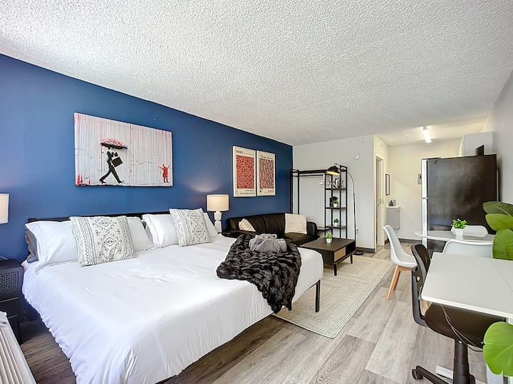 Studio spacieux avec un lit king-size moelleux, parfait pour se détendre, s'étirer et profiter d'une nuit reposante après une journée d'exploration!