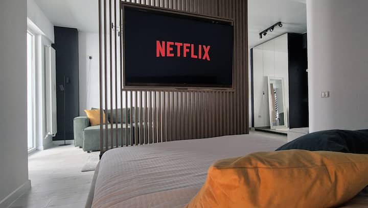 Relájate en un dormitorio sereno con una cama tamaño queen sumamente cómoda, almohadas lujosas y persianas opacas. Un espacio de trabajo exclusivo con escritorio facilita el trabajo a distancia. Mira Netflix desde la cama con la TV inteligente giratoria de 55 pulgadas.