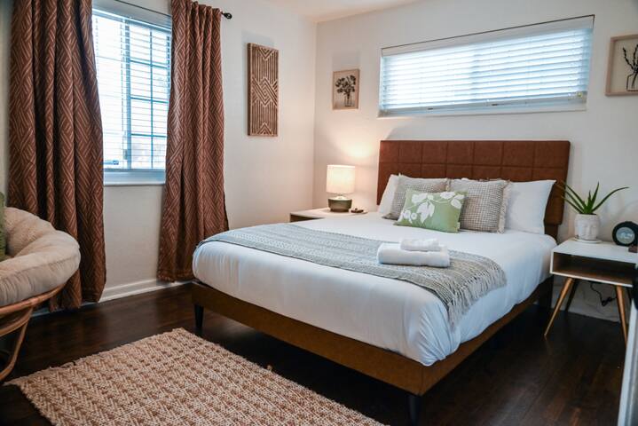 Central Charming Oasis – Hot Tub | Fire Pit | BBQ gallery image 4