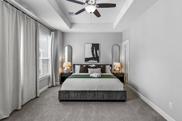 استرخ في الجناح الرئيسي الواسع الذي يضم سرير كينج فخم وستائر تعتيم وحمام داخلي.