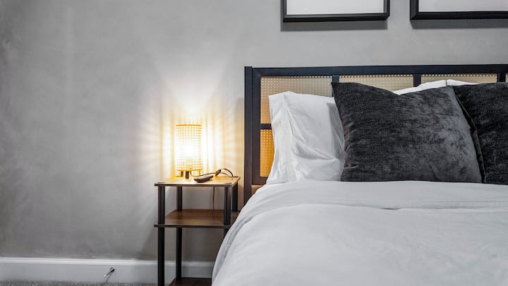 إعداد بسيط وهادئ — كل ما تحتاجه، ولا شيء لا تحتاجه. تحتوي كل غرفة نوم على آلة ضوضاء بيضاء للنوم الهادئ.