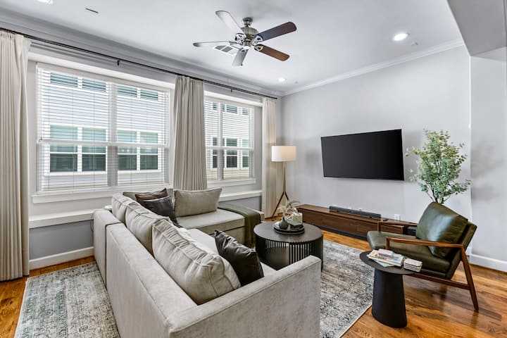 الكثير من المقاعد والنوافذ الكبيرة وتلفزيون ذكي مع جميع تطبيقات البث الرئيسية.