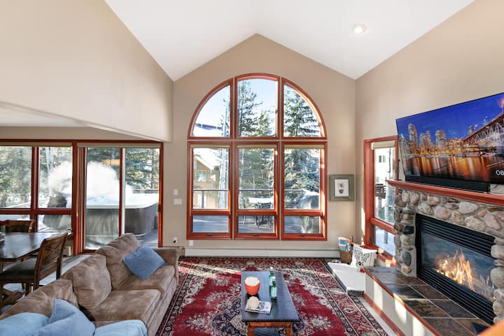 ☀️ Éclairé et confortable, ce salon accueillant dispose d'un canapé convertible confortable, d'une cheminée chaude et d'une lumière naturelle abondante. Détendez-vous avec  du pop-corn, votre boisson préférée et un excellent film pour une nuit confortable parfaite. Réservez votre séjour aujourd'hui ! 